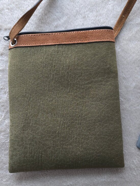 Cross body bag with suede accent. New without tags - Picture 3 of 5